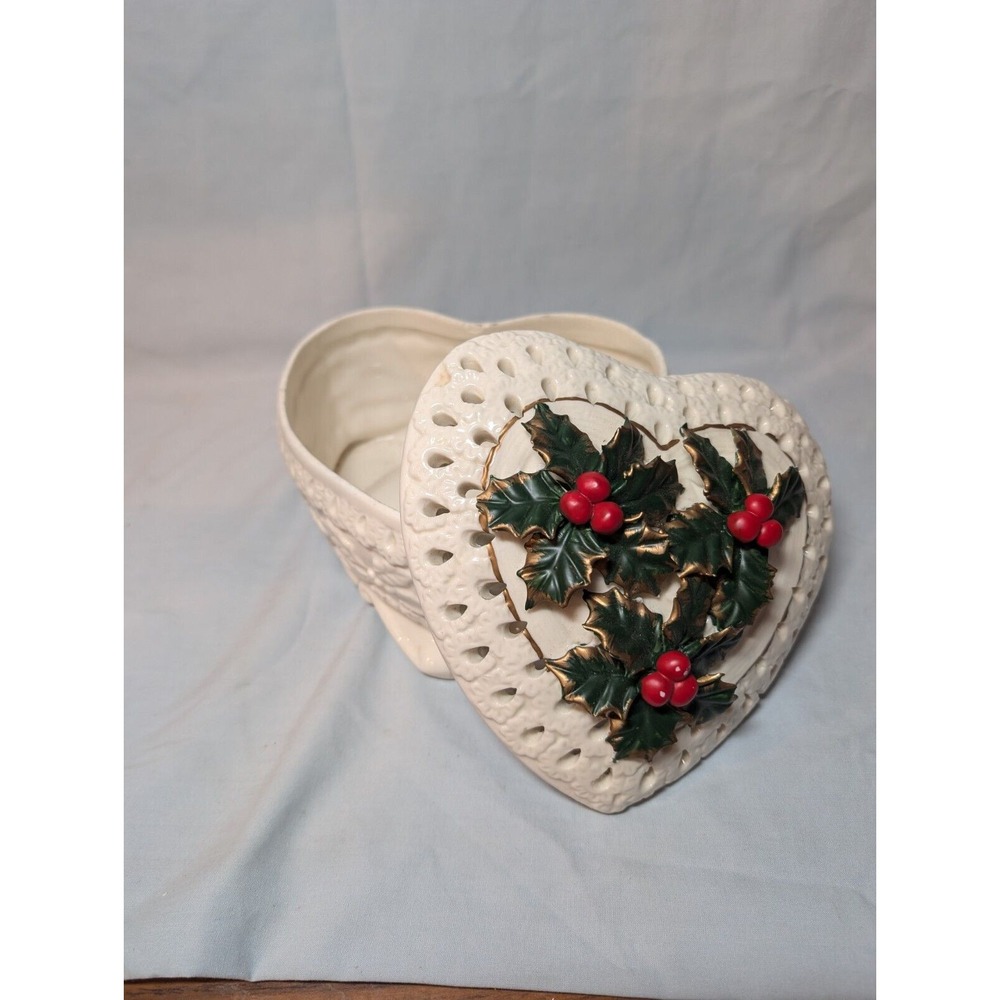 Vintage‎ CHRISTMAS pottery heart jewelry floral Leaves Berries Trinket Box